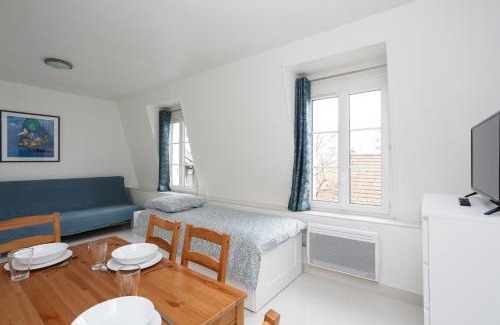 Le Bourget Apartment | Bourget RER Studio 2ème droite