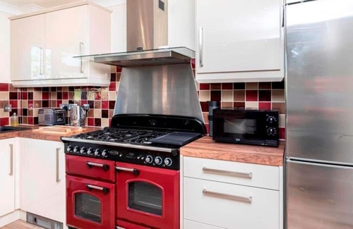 Christchurch House | Bournecoast: Charming Four Bedroom Holiday Home Near River AND Beaches - Hb8512