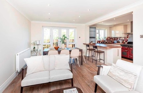 Christchurch House | Bournecoast: Charming Four Bedroom Holiday Home Near River AND Beaches - Hb8512