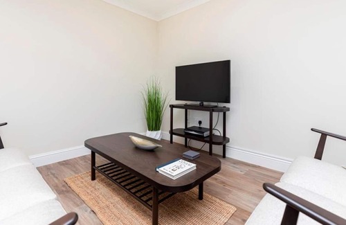 Christchurch House | Bournecoast: Charming Four Bedroom Holiday Home Near River AND Beaches - Hb8512
