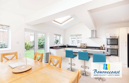Southbourne House | Bournecoast: Family home with garden, patio, summer house and parking - HB10659