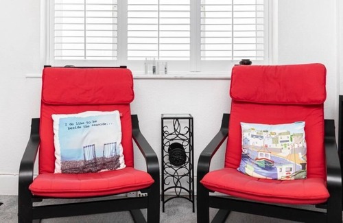 Boscombe Apartment | BOURNECOAST: GROUND FLOOR FLAT NEAR SHOPS WITH PATIO - GARDEN - WIFI - FM8479