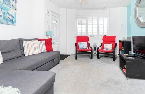 Boscombe Apartment | BOURNECOAST: GROUND FLOOR FLAT NEAR SHOPS WITH PATIO - GARDEN - WIFI - FM8479