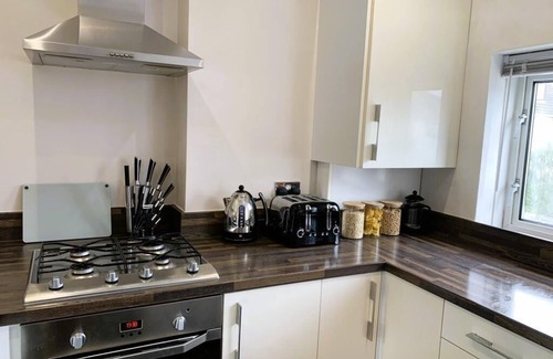 Boscombe Apartment | BOURNECOAST - STYLISH TWO BEDROOM APARTMENT IN A GOOD LOCATION - Wi-Fi - FM9560