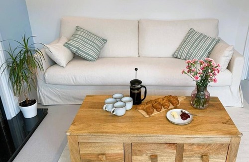 Boscombe Apartment | BOURNECOAST - STYLISH TWO BEDROOM APARTMENT IN A GOOD LOCATION - Wi-Fi - FM9560