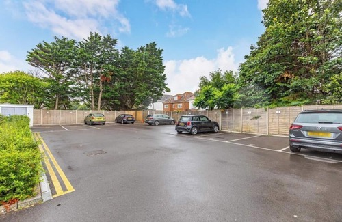 Southbourne Apartment | Bournecoast: Stylish flat - Two Balconies with Sea Glimpses - Parking - FM9625