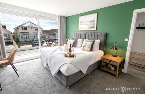 Southbourne Apartment | BOURNECOAST - Stylish Flat with BALCONY - SEA GLIMPSES - 10 MIN WALK TO BEACH - PARKING - WIFI - FM8406