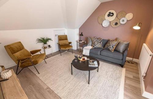 Southbourne Apartment | BOURNECOAST - Stylish Flat with BALCONY - SEA VIEWS - 10 MIN WALK TO BEACH - PARKING - WIFI - FM8407