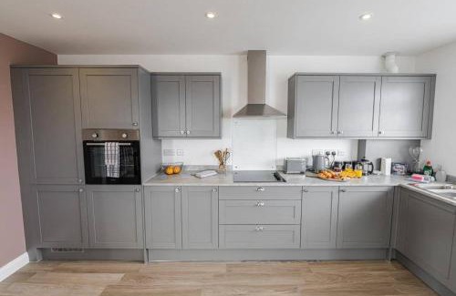 Southbourne Apartment | BOURNECOAST - Stylish Flat with BALCONY - SEA VIEWS - 10 MIN WALK TO BEACH - PARKING - WIFI - FM8407