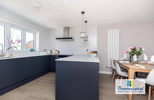 Mudeford House | Bournecoast: Three bedroom townhouse with garden and harbour views - HB9602