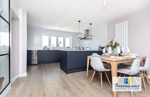 Mudeford House | Bournecoast: Three bedroom townhouse with garden and harbour views - HB9602