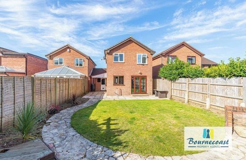 Mudeford House | Bournecoast: Three Bedroom Family Home with Parking/Garden in Mudeford - HB9617