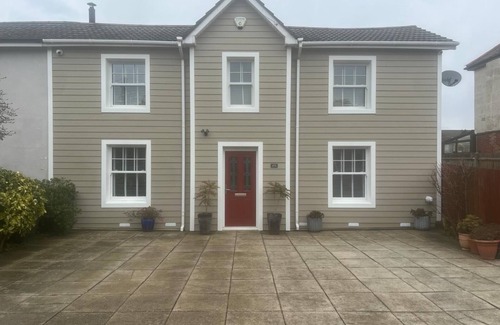 Boscombe Apartment | BOURNEMOUTH 18 MINUTES WALK TO BEACH, NEAR TOWN 1 BED WiFi PARKING GROUND FLOOR