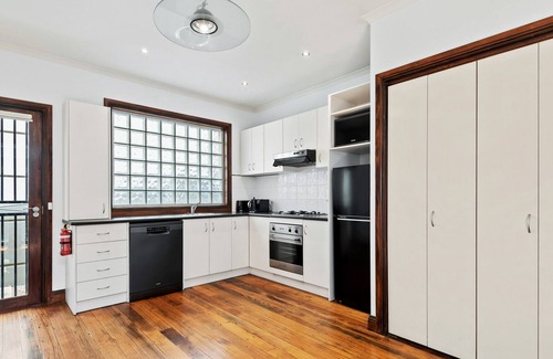 Prahran House | Boutique 1-Bed Terrace Metres from Chapel St