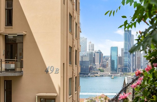 Kirribilli Apartment | Boutique 2-Bed with Stunning Sydney Harbour Views