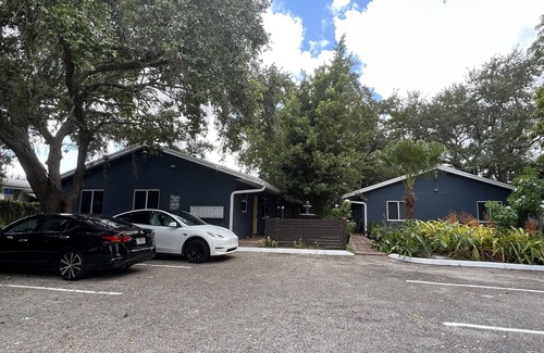 Highland Garden Villa | Boutique 2b/1b 5 Min to the beach, Netflix, W/D, Gated, Walk to restaurants