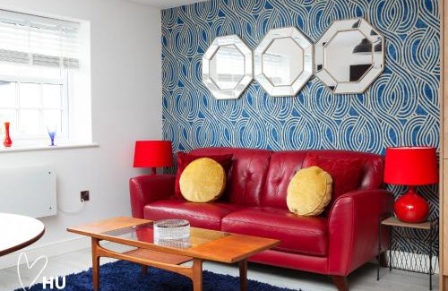 Hull Apartment | Boutique 2bdrm Suite on Marina- 203