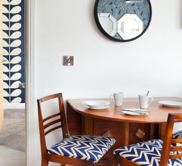 Hull Apartment | Boutique 2bdrm Suite on Marina- 203