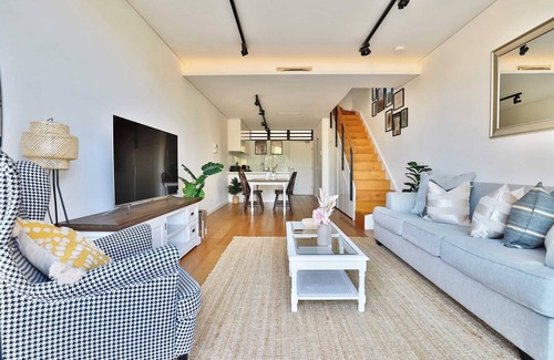 Ultimo Apartment | Boutique 2BR Penthouse - Split Level· View· Parking