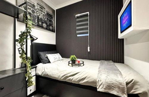 Enfield Highway House | Boutique Backyard Bungalow - Brimsdown