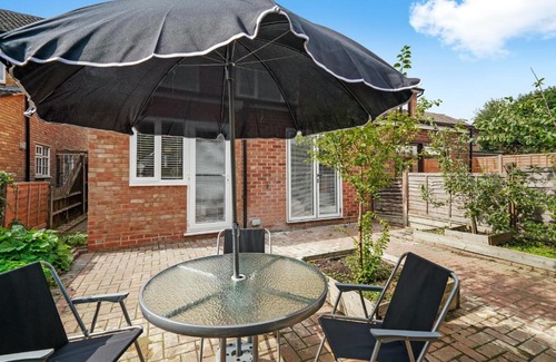 Heathrow Villages Apartment | Boutique Heathrow Studio's - Parking - Garden