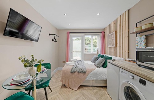 Heathrow Villages Apartment | Boutique Heathrow Studio's - Parking - Garden