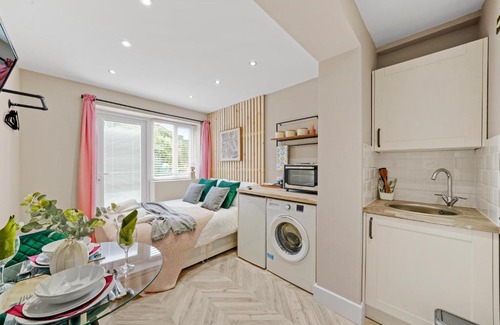 Heathrow Villages Apartment | Boutique Heathrow Studio's - Parking - Garden