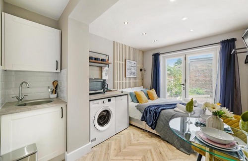 Heathrow Villages Apartment | Boutique Heathrow Studio's - Parking - Garden