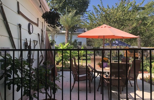 Taylor House | BOUTIQUE HIDEAWAY IN DOWNTOWN TAYLOR WITH POOL
