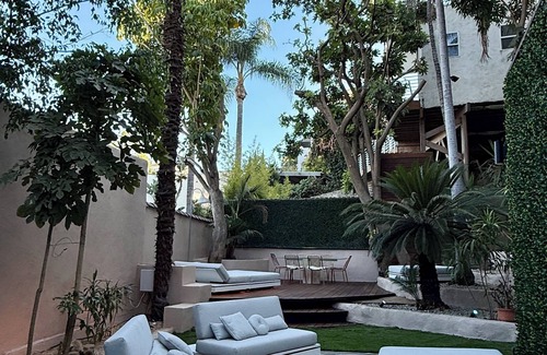 Hollywood Hills Apartment | Boutique Hollywood Hills 2+1 with gorgeous yard by the Hollywood Bowl!