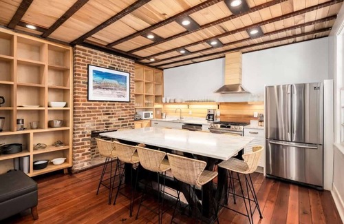 Cannonborough Elliotborough House | Boutique Home & Resort Pool ‘Tuckertown’