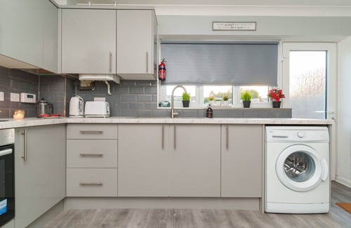 Huntington House | Boutique Home Sleeps 6 Free Parking with garden