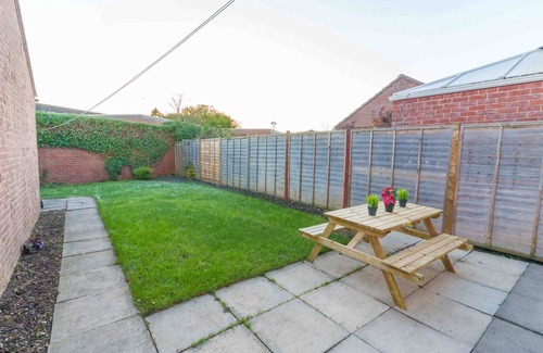 Huntington House | Boutique Home Sleeps 6 Free Parking with garden