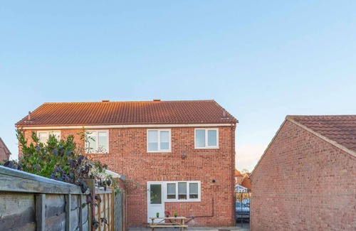 Huntington House | Boutique Home Sleeps 6 Free Parking with garden