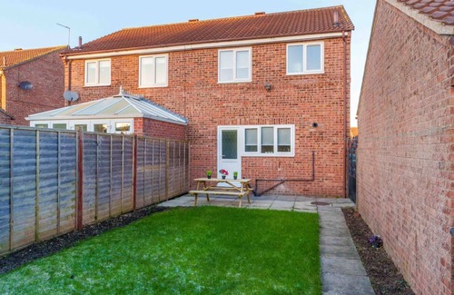 Huntington House | Boutique Home Sleeps 6 Free Parking with garden