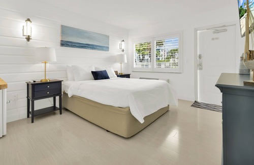 Deerfield Beach Hotel | Boutique Hotel Queen room w/POOL, LOCATION! Walk to BEACH/Restaurants/Nightlife