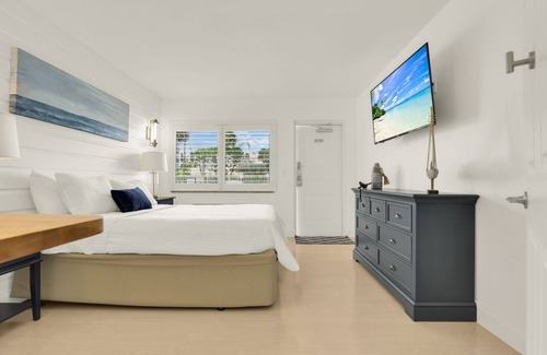 Deerfield Beach Hotel | Boutique Hotel Queen room w/POOL, LOCATION! Walk to BEACH/Restaurants/Nightlife