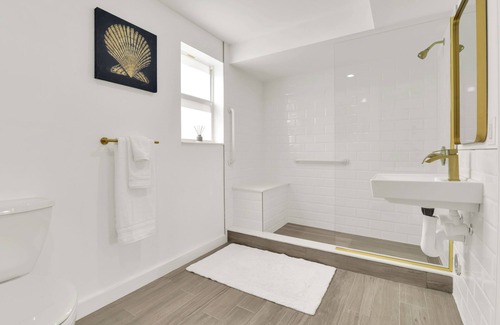 Deerfield Beach Hotel | Boutique Hotel Queen room w/POOL, LOCATION! Walk to BEACH/Restaurants/Nightlife
