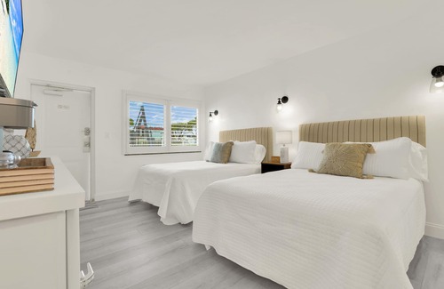Deerfield Beach Hotel | Boutique Hotel 2 double beds with POOL, LOCATION! 1 block to BEACH/Restaurants