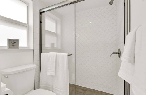 Deerfield Beach Hotel | Boutique Hotel Queen room w/Bunk bed. POOL, LOCATION! Walk to BEACH/Restaurants