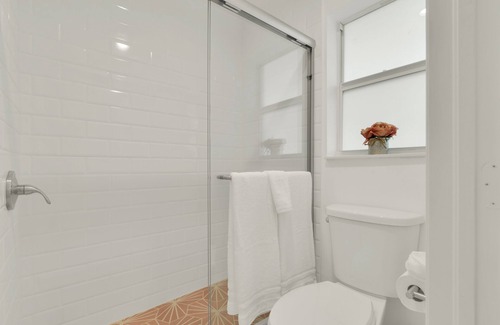 Deerfield Beach Hotel | Boutique Hotel King room w/POOL, LOCATION! Walk to BEACH/Restaurants/Nightlife
