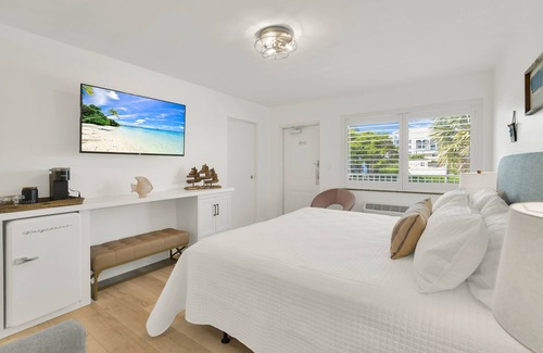 Deerfield Beach Hotel | Boutique Hotel King room w/POOL, LOCATION! Walk to BEACH/Restaurants/Nightlife