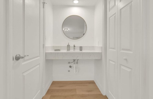 Deerfield Beach Hotel | Boutique Hotel King room w/POOL, LOCATION! Walk to BEACH/Restaurants/Nightlife