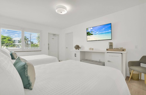 Deerfield Beach Hotel | Boutique Hotel 2 double beds with POOL, LOCATION! 1 block to BEACH/Restaurants