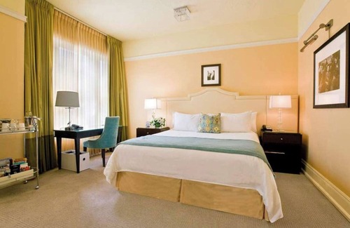 Goose Hollow Hotel | Boutique Hotel with Art, History, and Style in Portland! Enjoy On-site Bar!