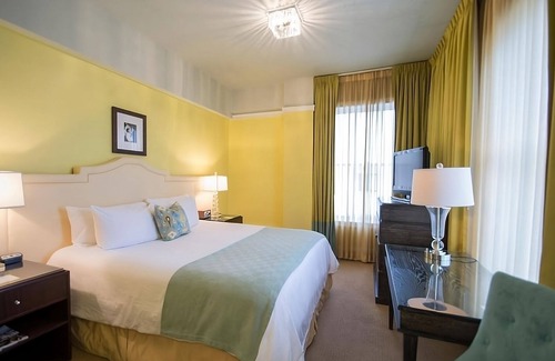 Goose Hollow Hotel | Boutique Hotel with Art, History, and Style in Portland! Enjoy On-site Bar!