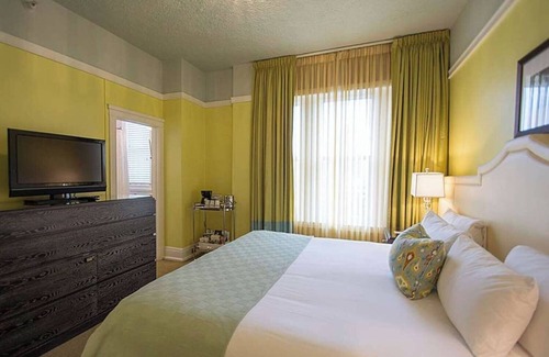 Goose Hollow Hotel | Boutique Hotel with Art, History, and Style in Portland! Enjoy On-site Bar!