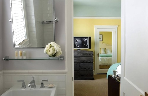 Goose Hollow Hotel | Boutique Hotel with Art, History, and Style in Portland! Enjoy On-site Bar!