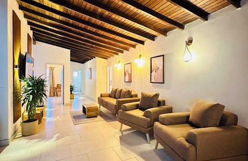 Laureles - Estadio Apartment | Boutique House La 70 - 6BR and Jacuzzi