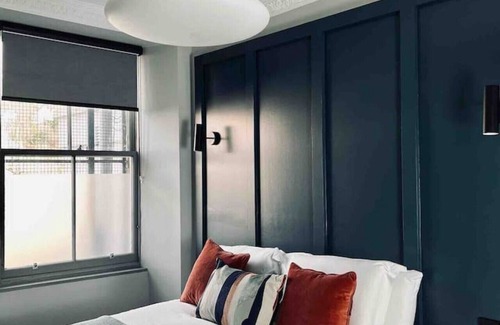 Galashiels Apartment | Boutique king bed studio, en-suite & kitchenette